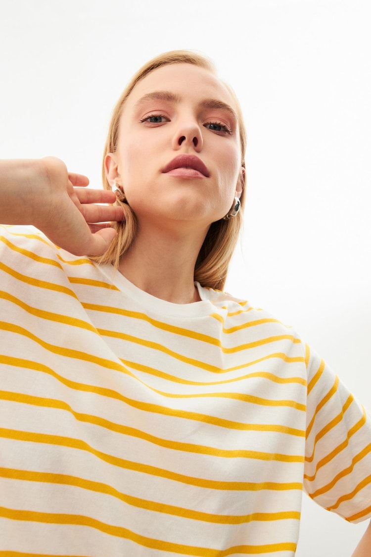 Ekru-Sarı Enine Çizgili Yazılı Tişört Kadın T-Shirt modelleri