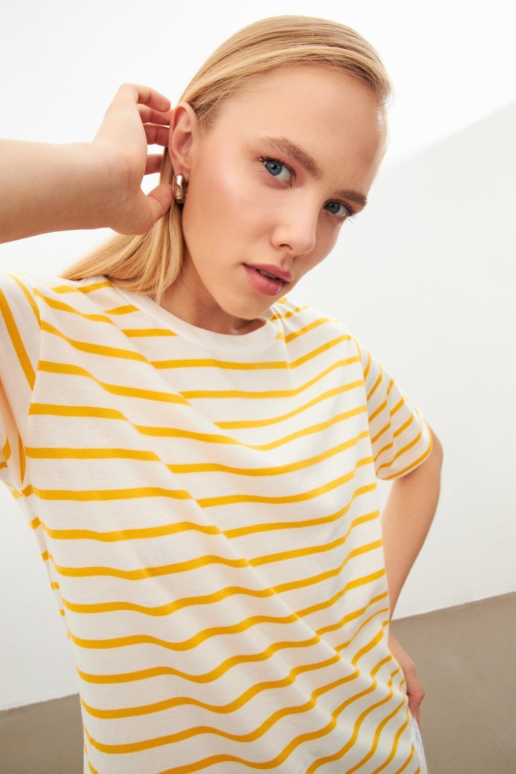 Ekru-Sarı Enine Çizgili Yazılı Tişört Kadın T-Shirt modelleri