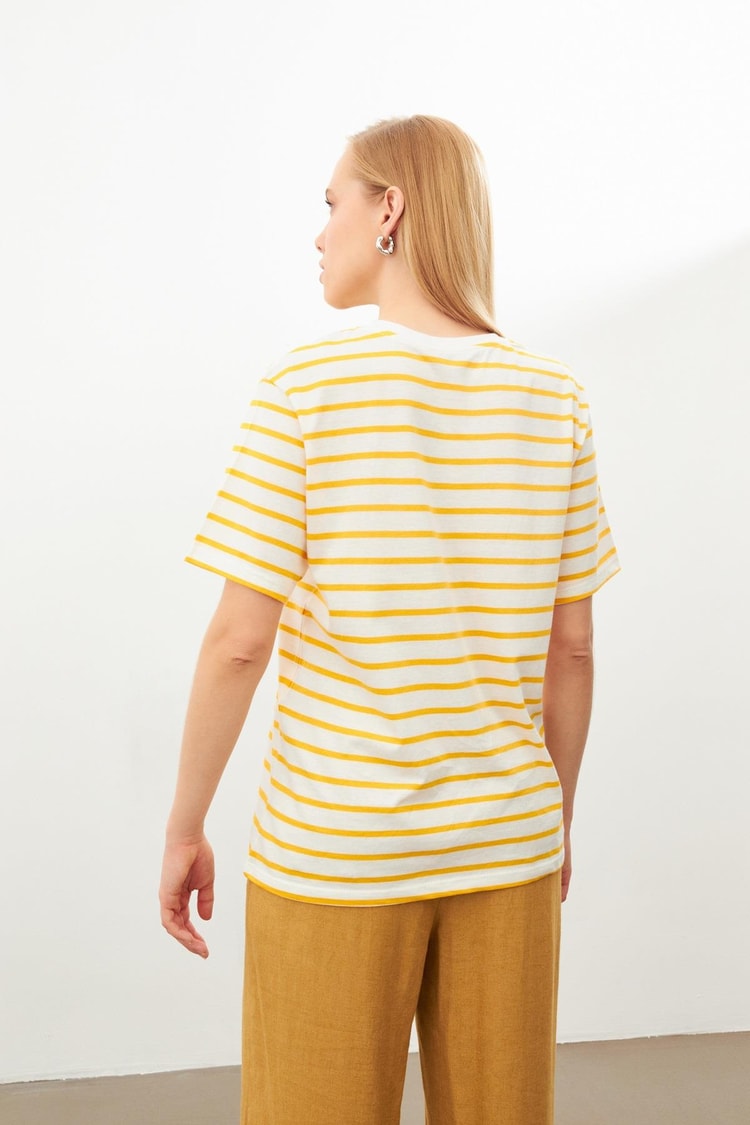 Ekru-Sarı Enine Çizgili Yazılı Tişört Kadın T-Shirt modelleri