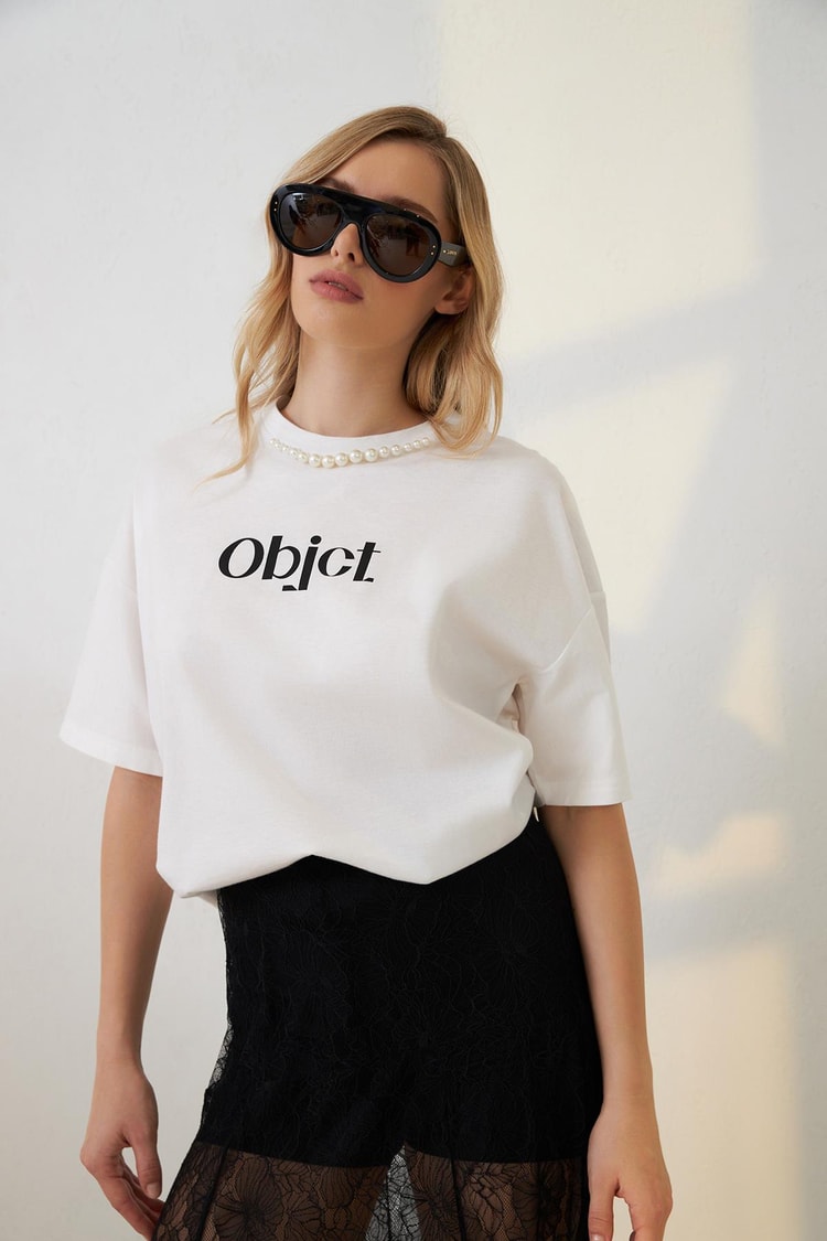 Ekru Yakada İnci Ve Baskı Detaylı Bisiklet Yaka Kısa Kollu T-Shirt Kadın T-Shirt modelleri