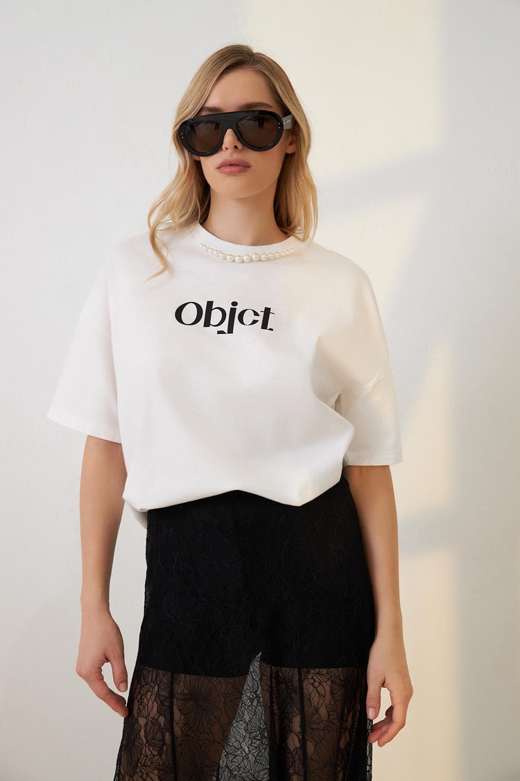 Ekru Yakada İnci Ve Baskı Detaylı Bisiklet Yaka Kısa Kollu T-Shirt Kadın T-Shirt modelleri