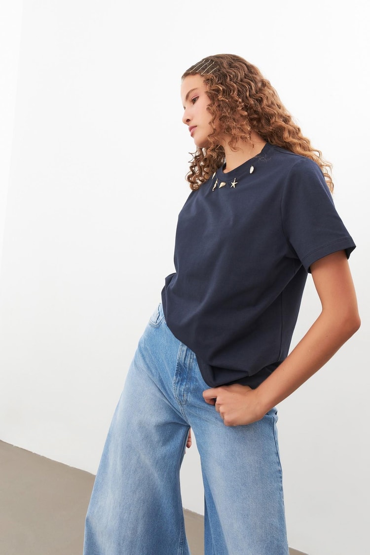 Ekru Yakası Taş Detaylı Basic T-Shirt Kadın T-Shirt modelleri