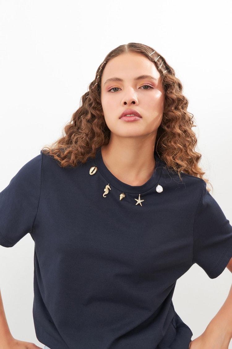 Ekru Yakası Taş Detaylı Basic T-Shirt Kadın T-Shirt modelleri