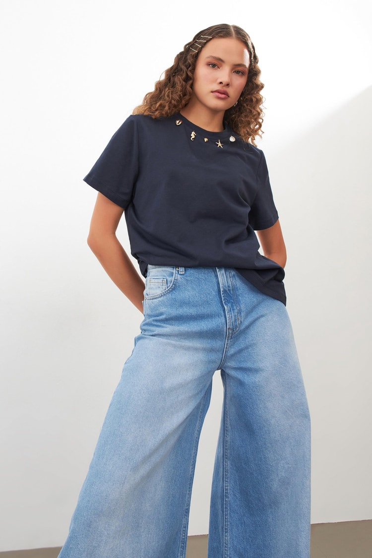 Ekru Yakası Taş Detaylı Basic T-Shirt Kadın T-Shirt modelleri