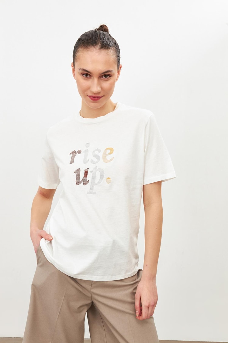Ekru Yazı Baskılı T-Shirt Kadın T-Shirt modelleri