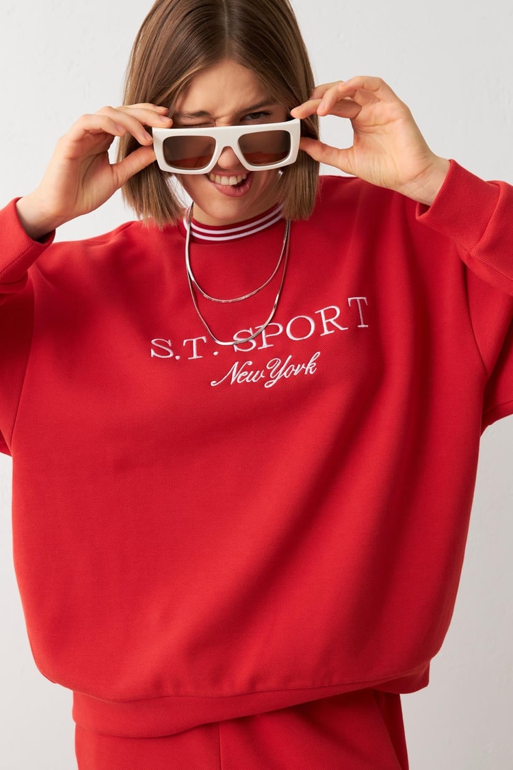 Kırmızı Yaka Detaylı Uzun Kollu Baskı Detaylı Sweatshirt Kadın Kategorisiz modelleri