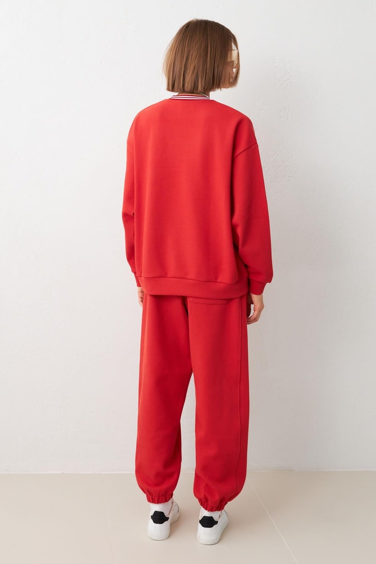 Kırmızı Yaka Detaylı Uzun Kollu Baskı Detaylı Sweatshirt Kadın Kategorisiz modelleri
