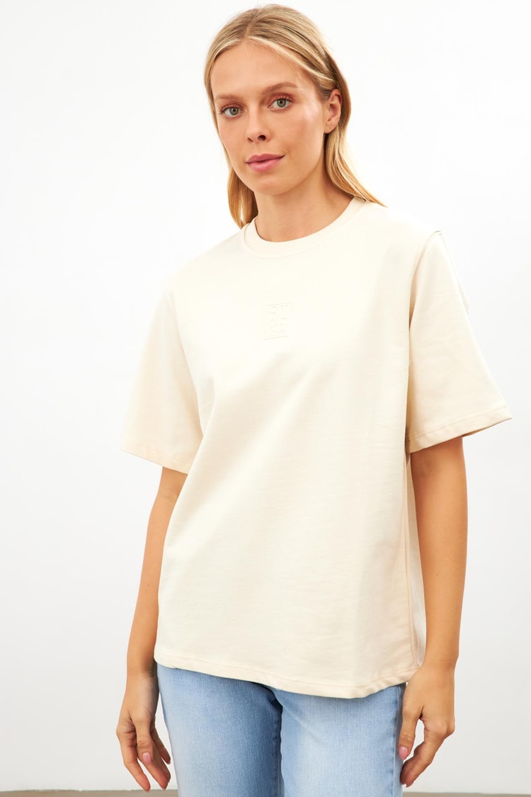 Krem Setre Logo Detaylı Oversize Kısa Kollu T-Shirt Kadın Kategorisiz modelleri
