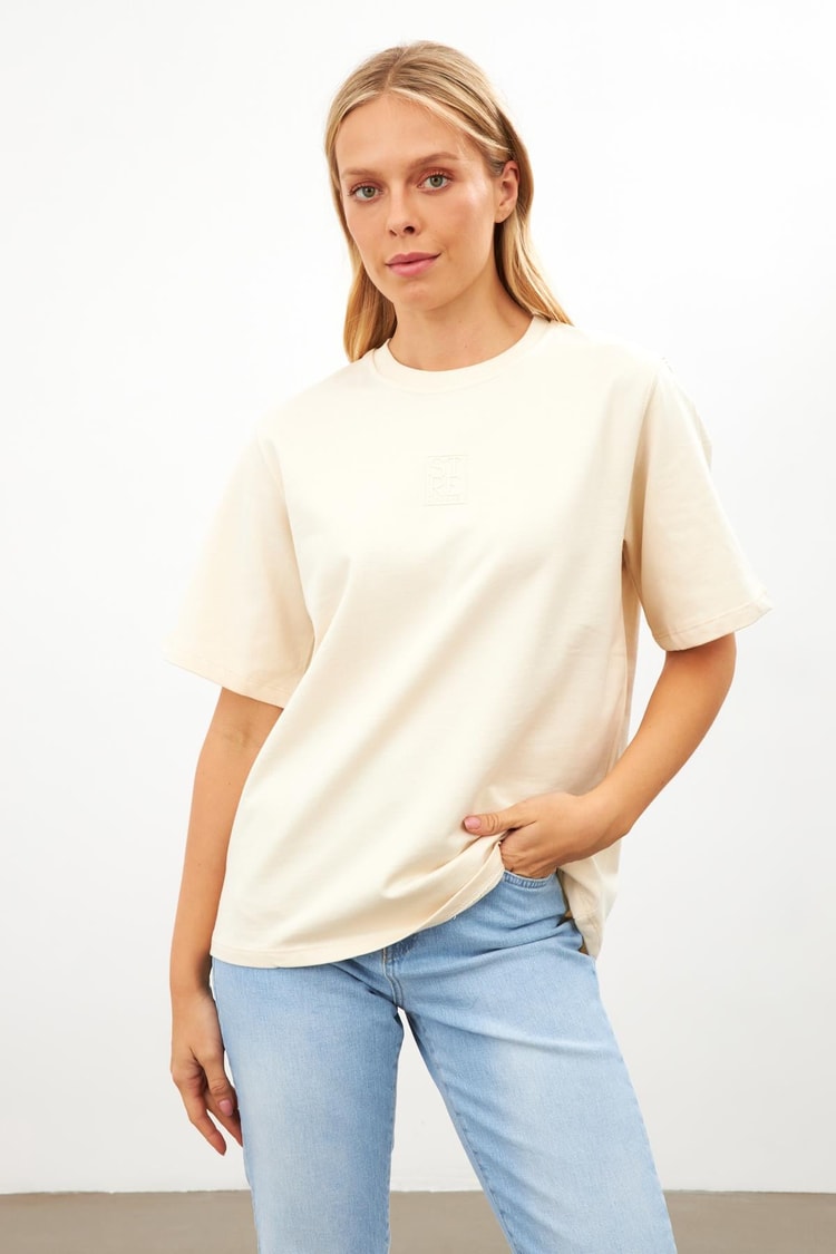 Krem Setre Logo Detaylı Oversize Kısa Kollu T-Shirt Kadın Kategorisiz modelleri