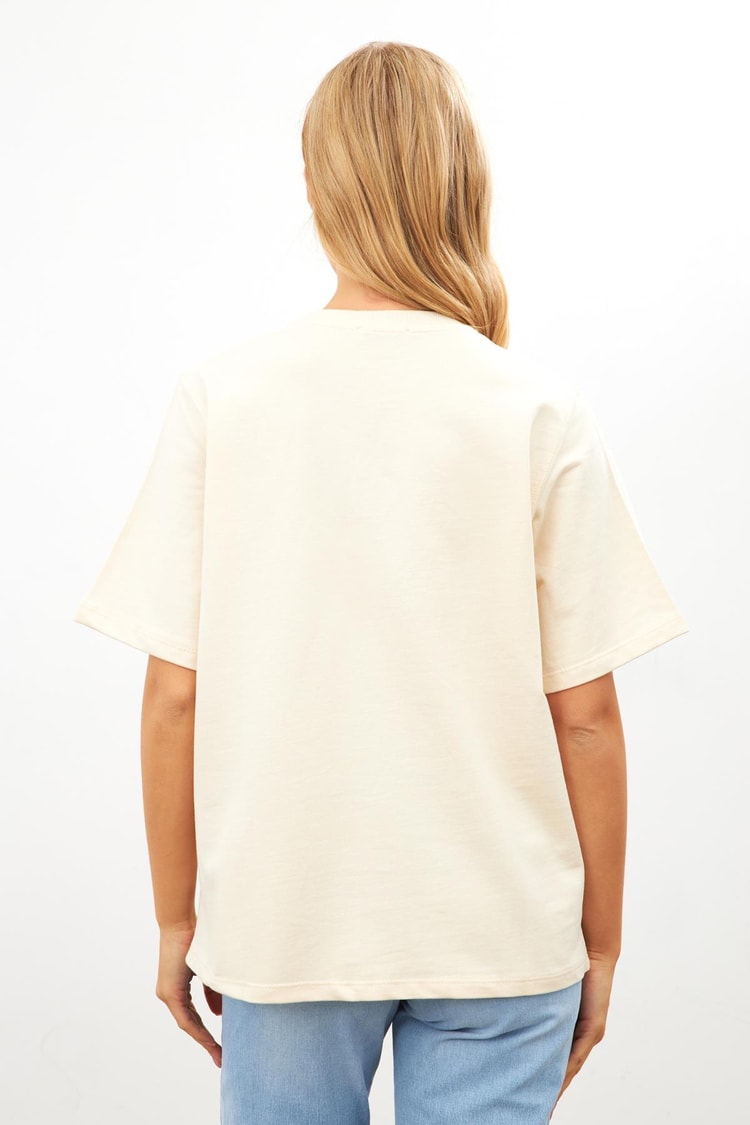 Krem Setre Logo Detaylı Oversize Kısa Kollu T-Shirt Kadın Kategorisiz modelleri