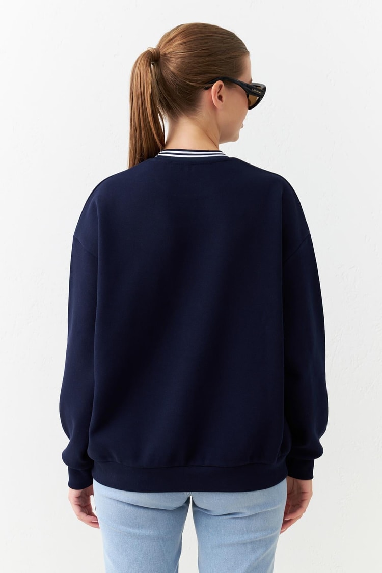Lacivert Yaka Detaylı Uzun Kollu Baskı Detaylı Sweatshirt Kadın Sweatshirt modelleri