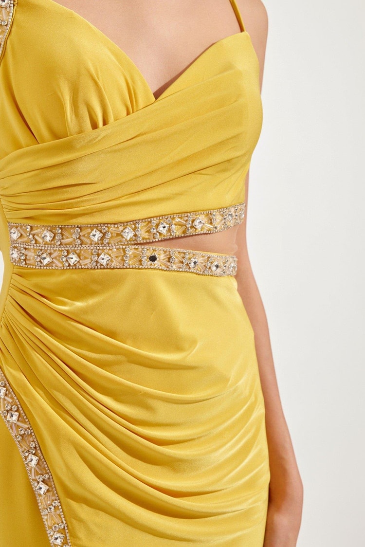 Sarı Asimetrik Detayli Belden Taş Detaylı Dekolteli Askılı Yırtmaç Detaylı Abiye Elbise Kadın Kategorisiz modelleri