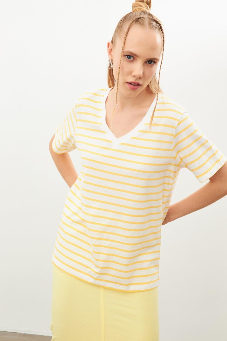 Sarı V Yaka Çizgili T-Shirt Kadın T-Shirt modelleri