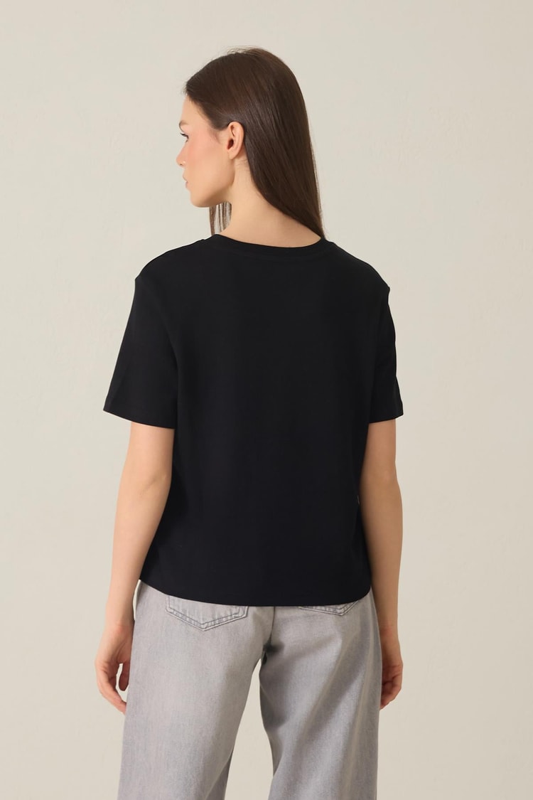 Siyah %100 Pamuklu Nakış Detaylı Kısa Kollu T-Shirt Kadın Kategorisiz modelleri