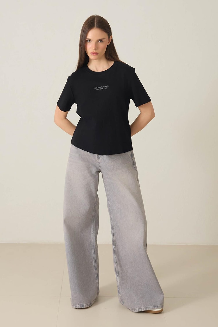 Siyah %100 Pamuklu Nakış Detaylı Kısa Kollu T-Shirt Kadın Kategorisiz modelleri