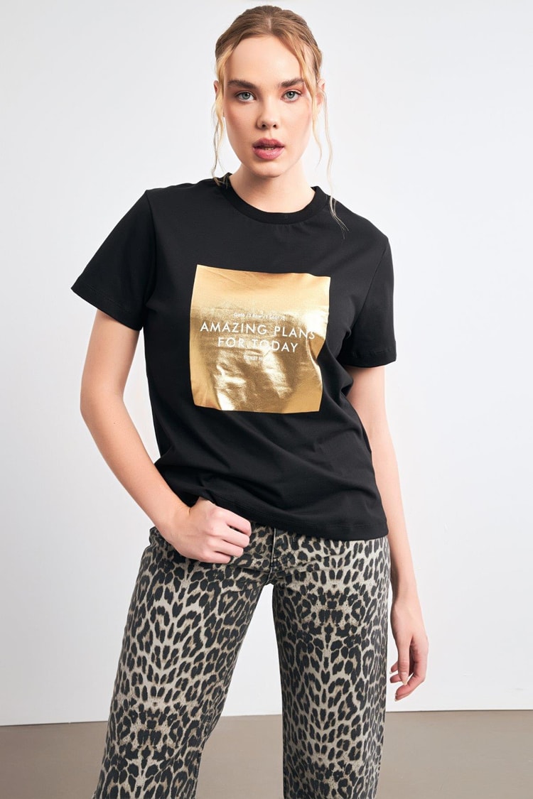 Siyah Altın Renk Parlak Baskı Detaylı Bisiklet Yaka Kısa Kollu T-Shirt Kadın Kategorisiz modelleri