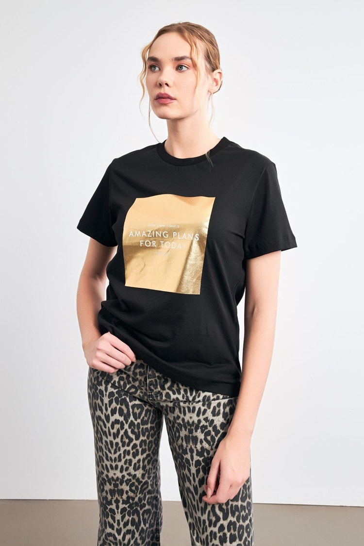 Siyah Altın Renk Parlak Baskı Detaylı Bisiklet Yaka Kısa Kollu T-Shirt Kadın Kategorisiz modelleri
