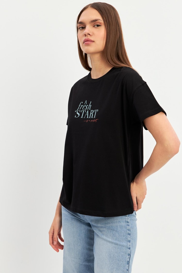 Siyah Baskı Detaylı Kısa Kollu T-Shirt Kadın T-Shirt modelleri