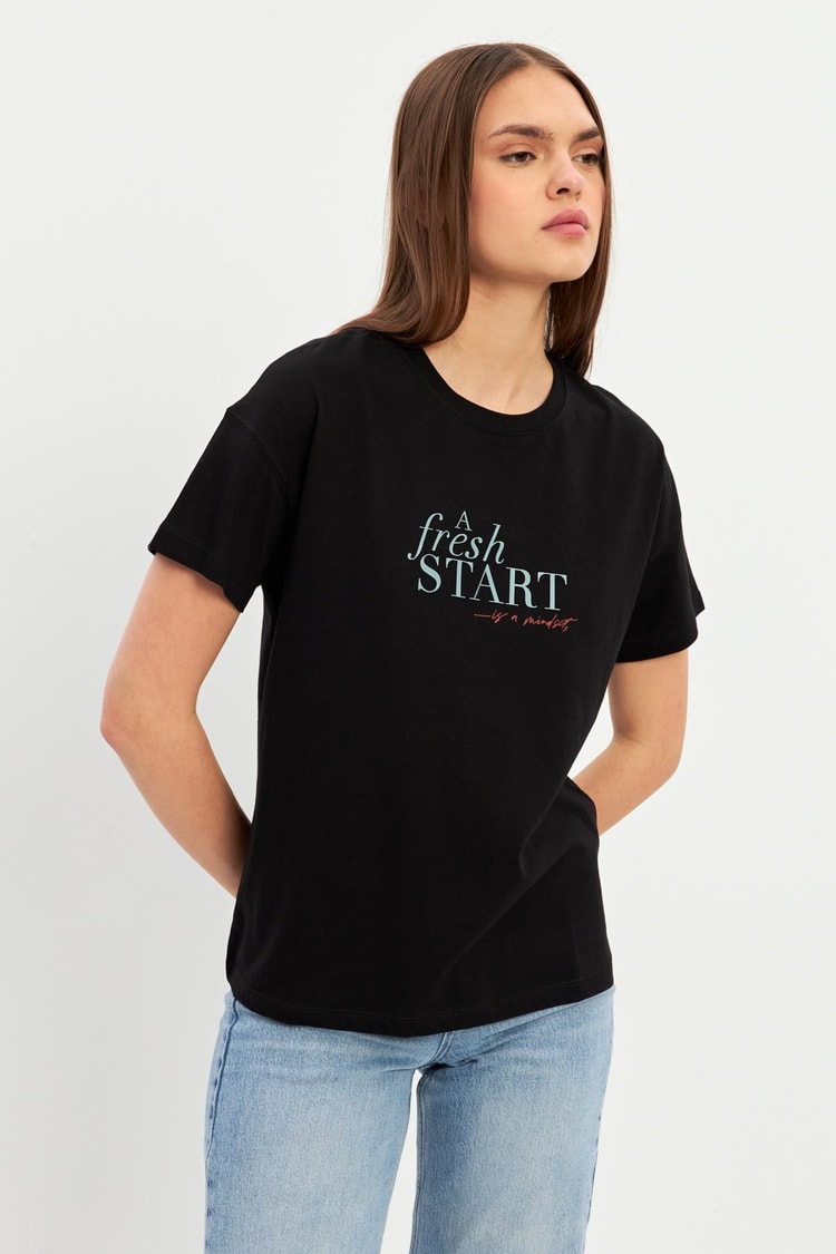 Siyah Baskı Detaylı Kısa Kollu T-Shirt Kadın T-Shirt modelleri
