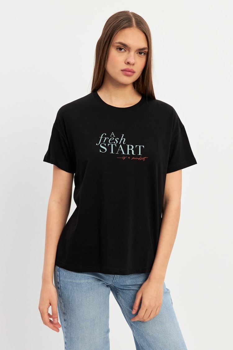 Siyah Baskı Detaylı Kısa Kollu T-Shirt Kadın T-Shirt modelleri