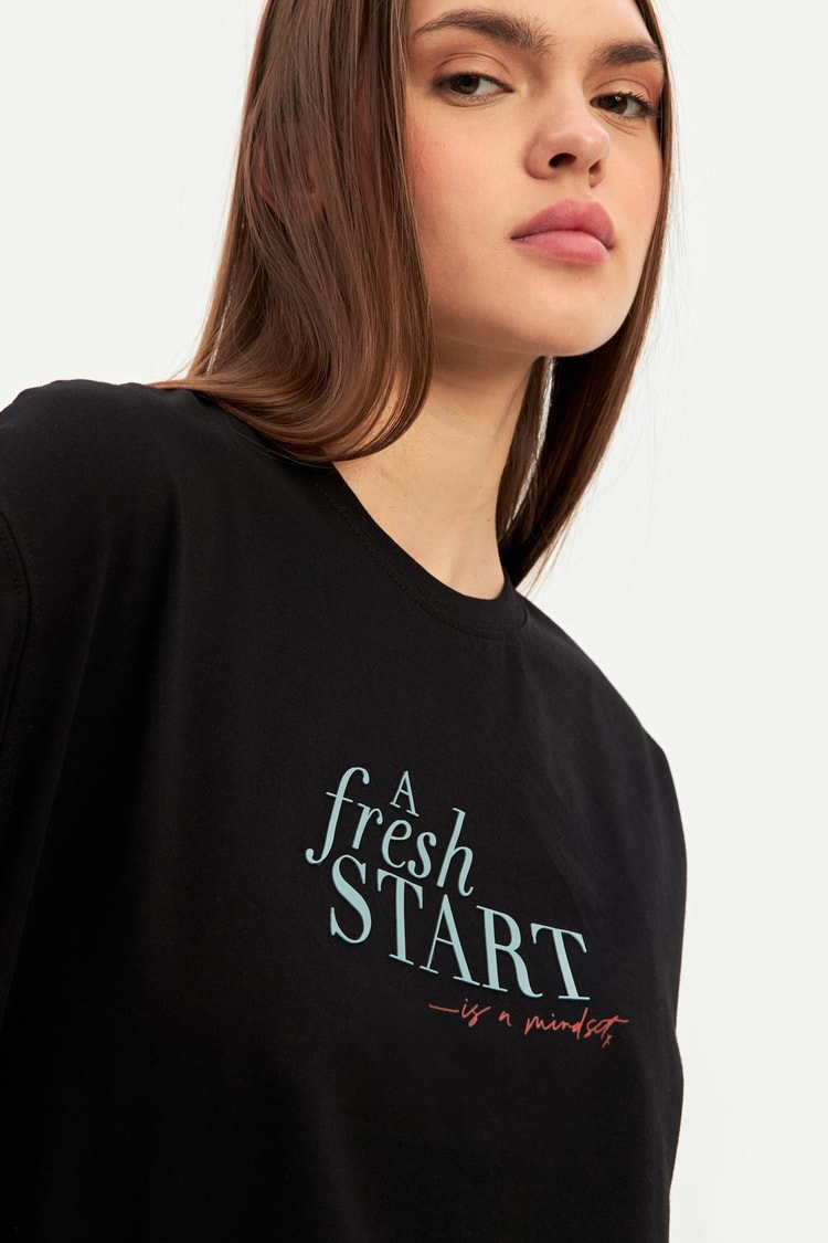 Siyah Baskı Detaylı Kısa Kollu T-Shirt Kadın T-Shirt modelleri