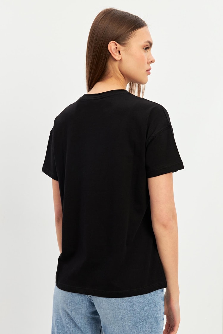 Siyah Baskı Detaylı Kısa Kollu T-Shirt Kadın T-Shirt modelleri