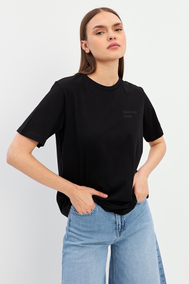 Siyah Bisiklet Yaka Mini Baskı Detaylı Basic T-Shirt Kadın T-Shirt modelleri