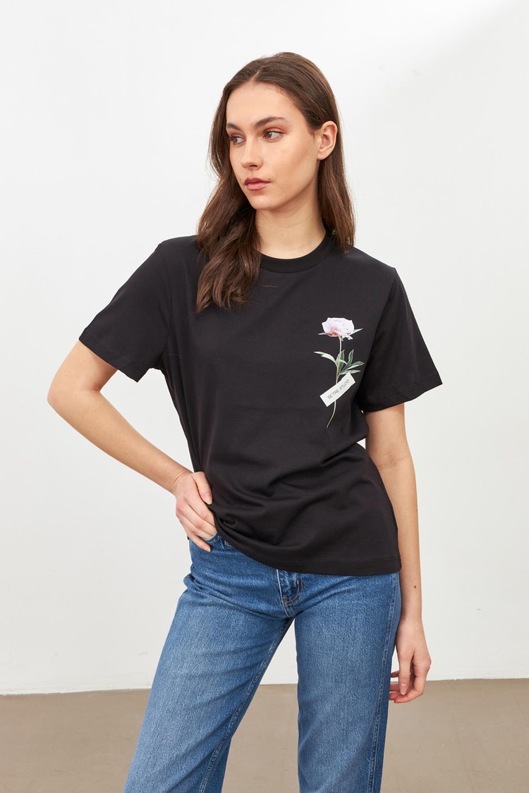 Siyah Çiçek Detaylı Setre Bantlı T-Shirt Kadın T-Shirt modelleri