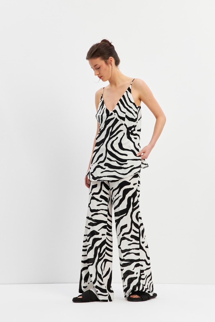 Siyah-Ekru Zebra Desenli V Yaka Bluz Bol Kesim Pantolonlu Takım Kadın Takım Elbise modelleri