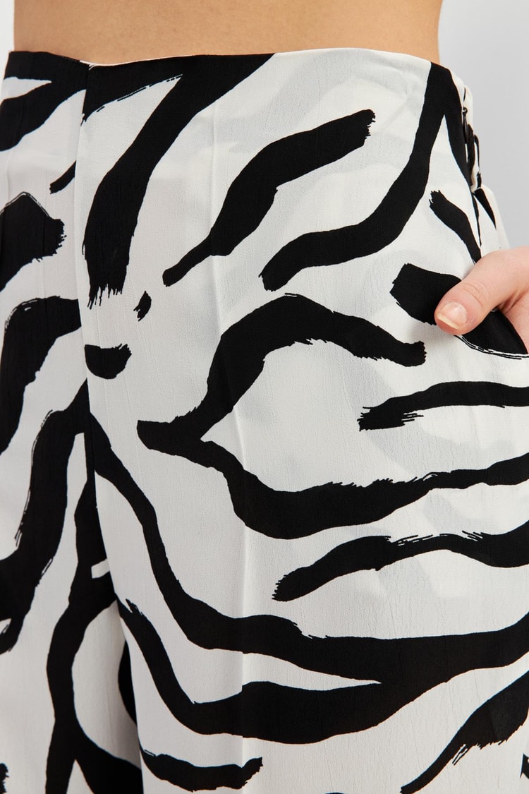 Siyah-Ekru Zebra Desenli V Yaka Bluz Bol Kesim Pantolonlu Takım Kadın Takım Elbise modelleri