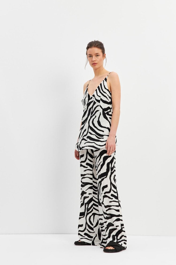 Siyah-Ekru Zebra Desenli V Yaka Bluz Bol Kesim Pantolonlu Takım Kadın Takım Elbise modelleri
