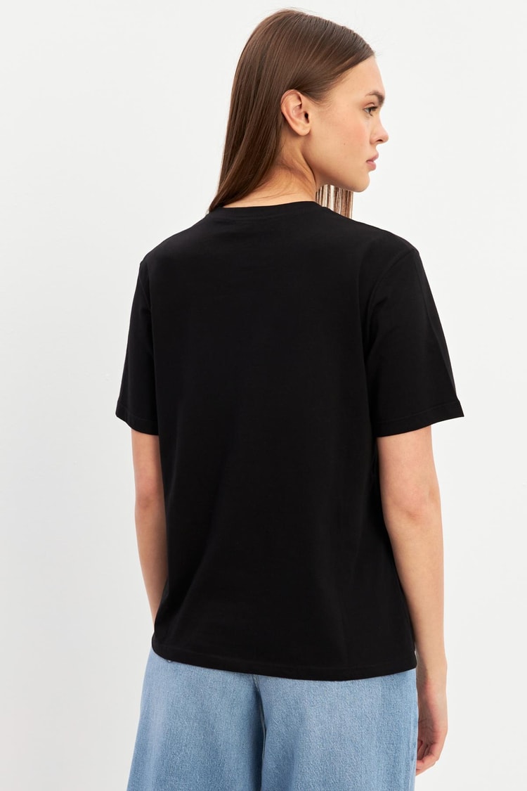 Siyah Mini Baskı Detaylı Bisiklet Yaka Kısa Kollu T-Shirt Kadın T-Shirt modelleri