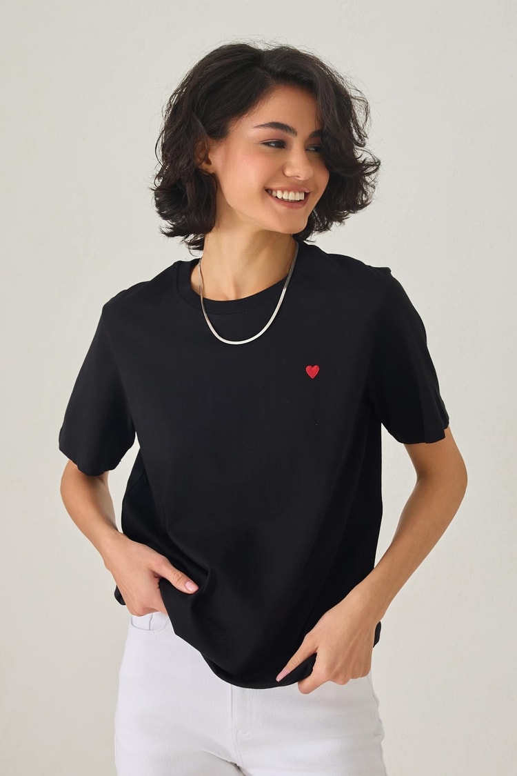 Siyah Minimal Kalp Nakış Detaylı Kısa Kollu T-Shirt Kadın Kategorisiz modelleri