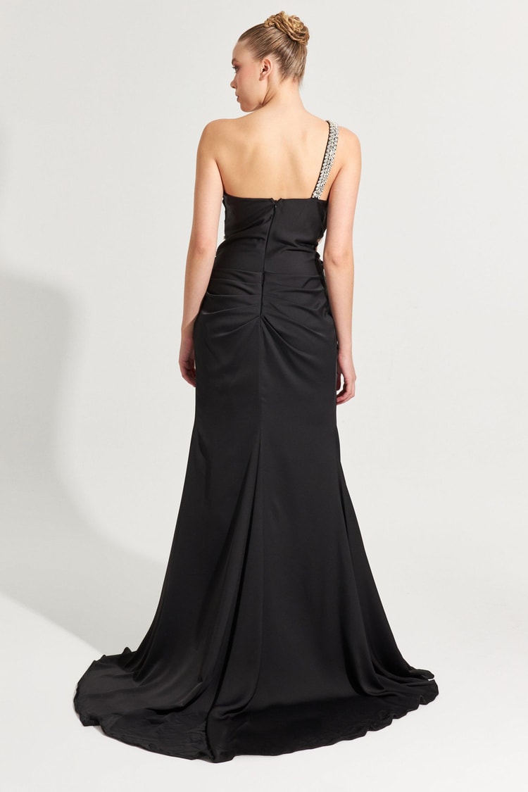 Siyah Straplez Omuzdan Kristal Detaylı Yırtmaçlı Abiye Elbise Kadın Kategorisiz modelleri