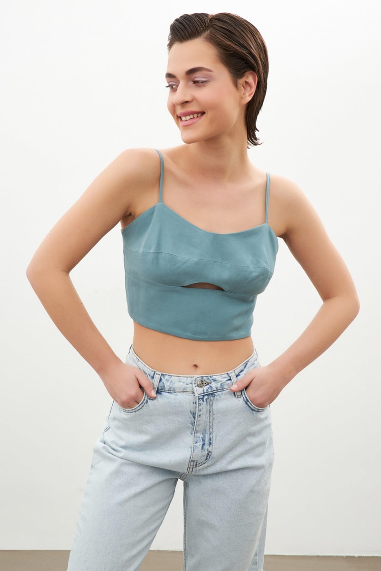 Turkuaz Pencere Detaylı İnce Askılı Crop Bluz Kadın Bluz modelleri