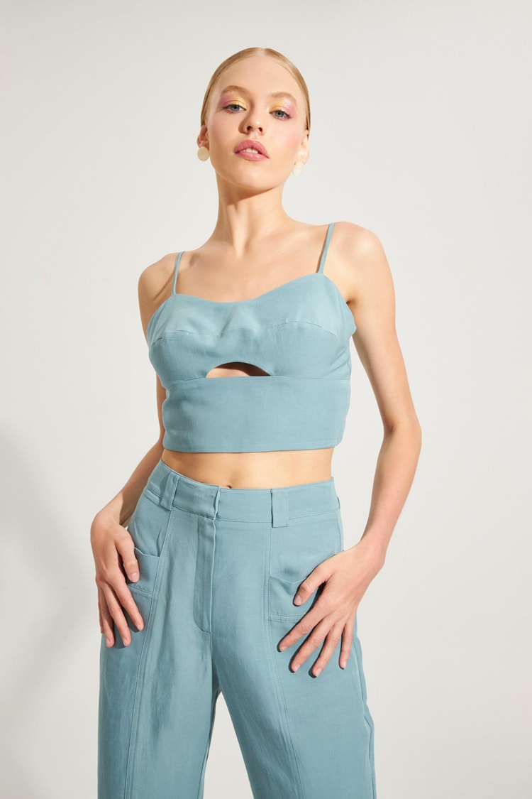 Turkuaz Pencere Detaylı İnce Askılı Crop Bluz Kadın Bluz modelleri