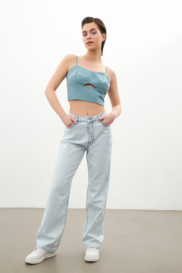 Turkuaz Pencere Detaylı İnce Askılı Crop Bluz Kadın Bluz modelleri