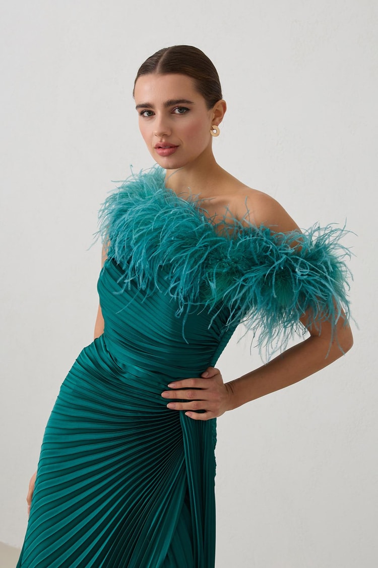 Zümrüt Tek Omuz Yakada Tüy Detaylı Belden Oturtmalı Drapeli Uzun Abiye Elbise Kadın Abiye Elbise modelleri