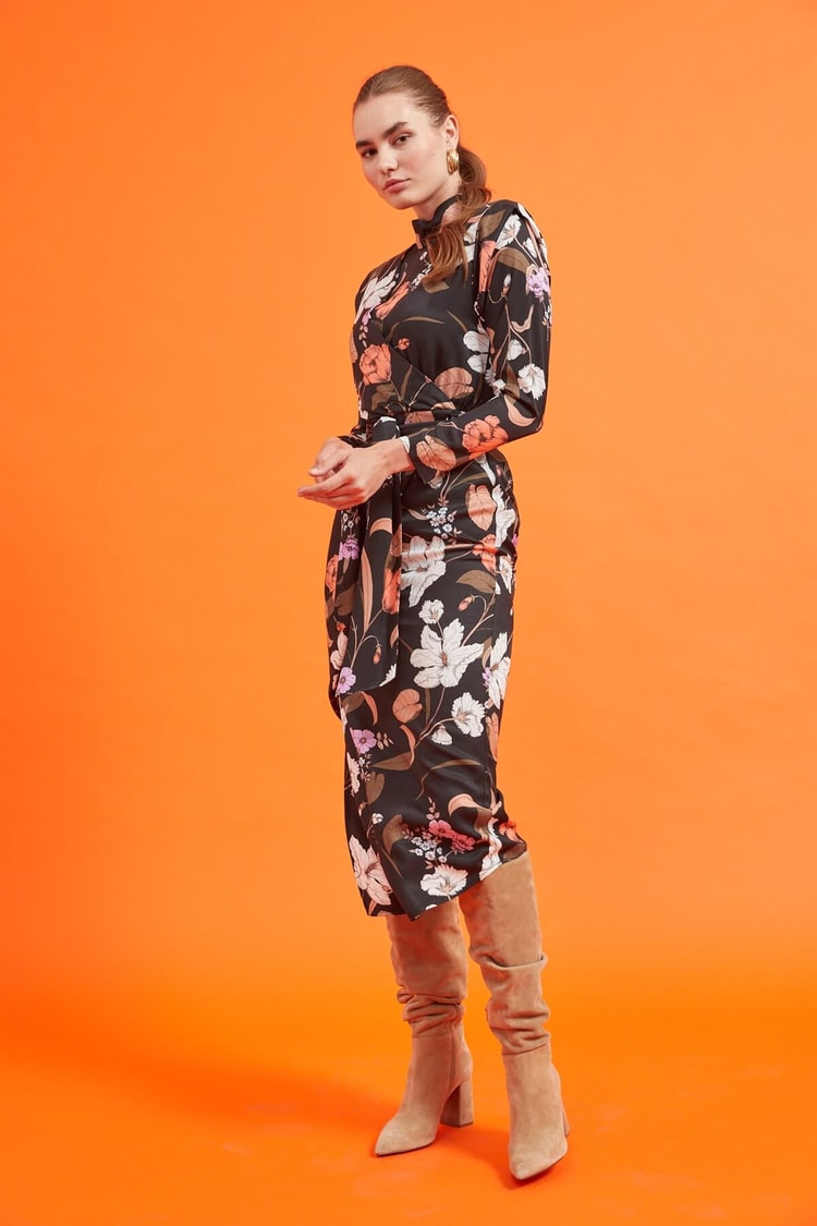 Siyah Kuşaklı Floral Desen ElbiseST060W40114001