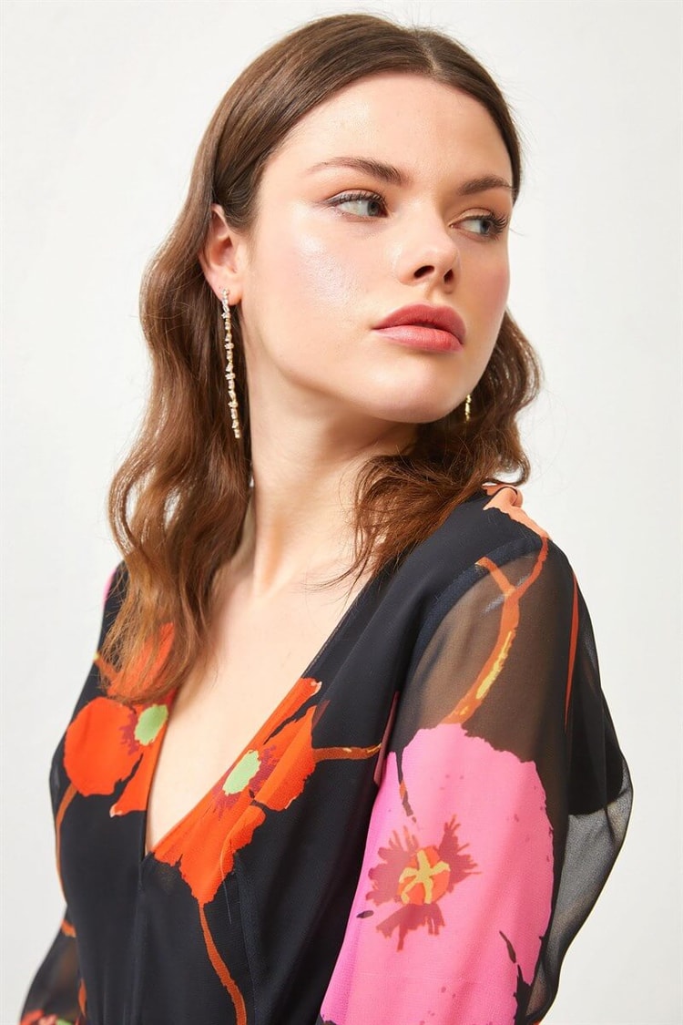 Siyah V Yaka Floral Desenli ElbiseST060S40131501