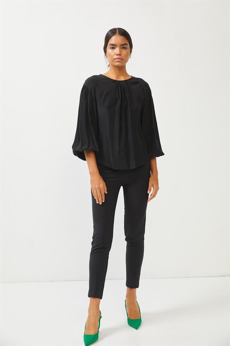 Siyah Yakası Drape Detaylı BluzST060S30664001
