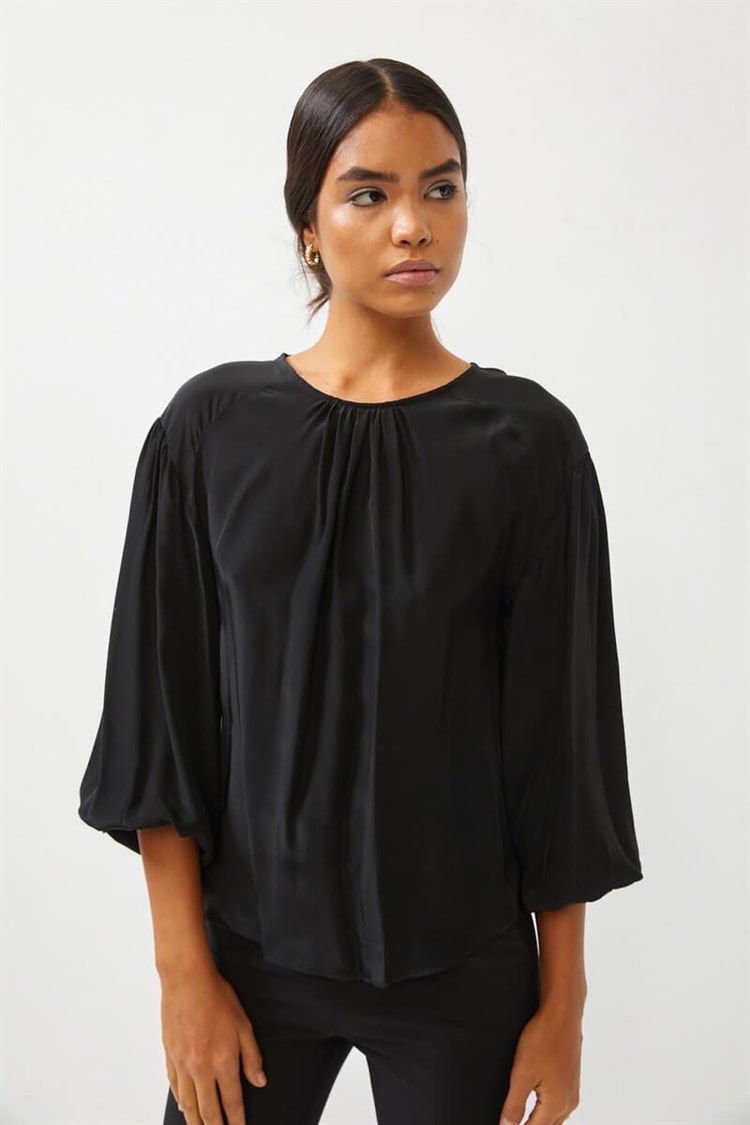 Siyah Yakası Drape Detaylı BluzST060S30664001