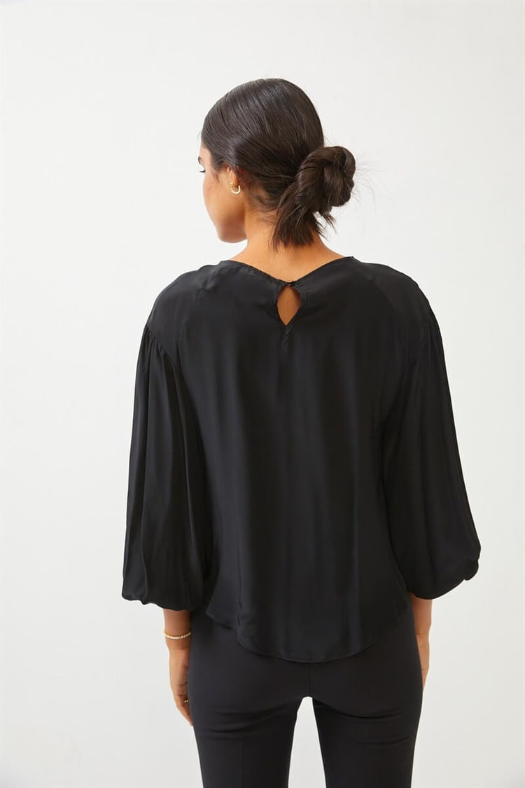 Siyah Yakası Drape Detaylı BluzST060S30664001