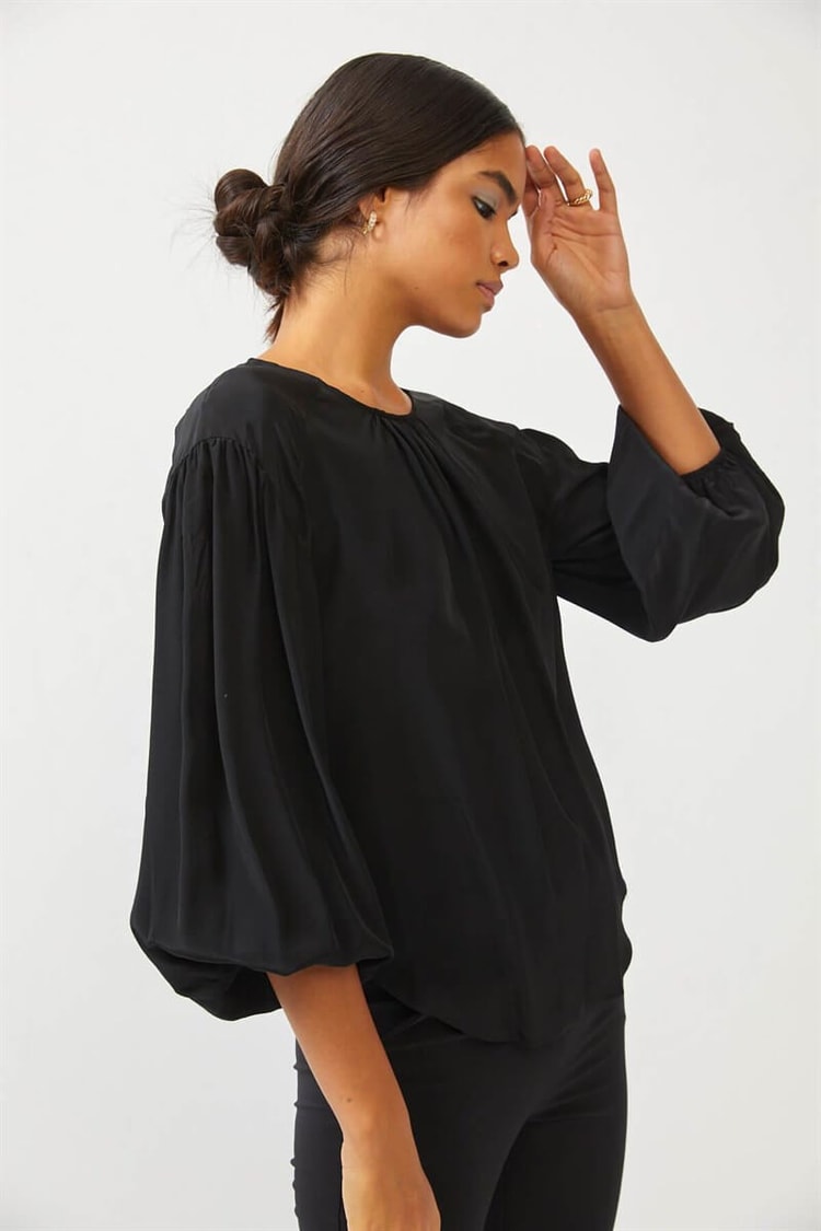 Siyah Yakası Drape Detaylı BluzST060S30664001