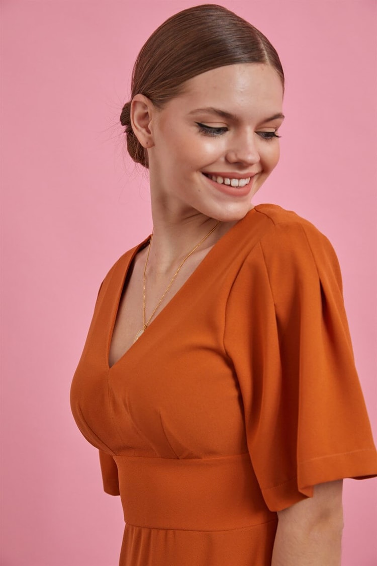 Tarçın V Yaka Yırtmaçlı Midi ElbiseST060S40139501