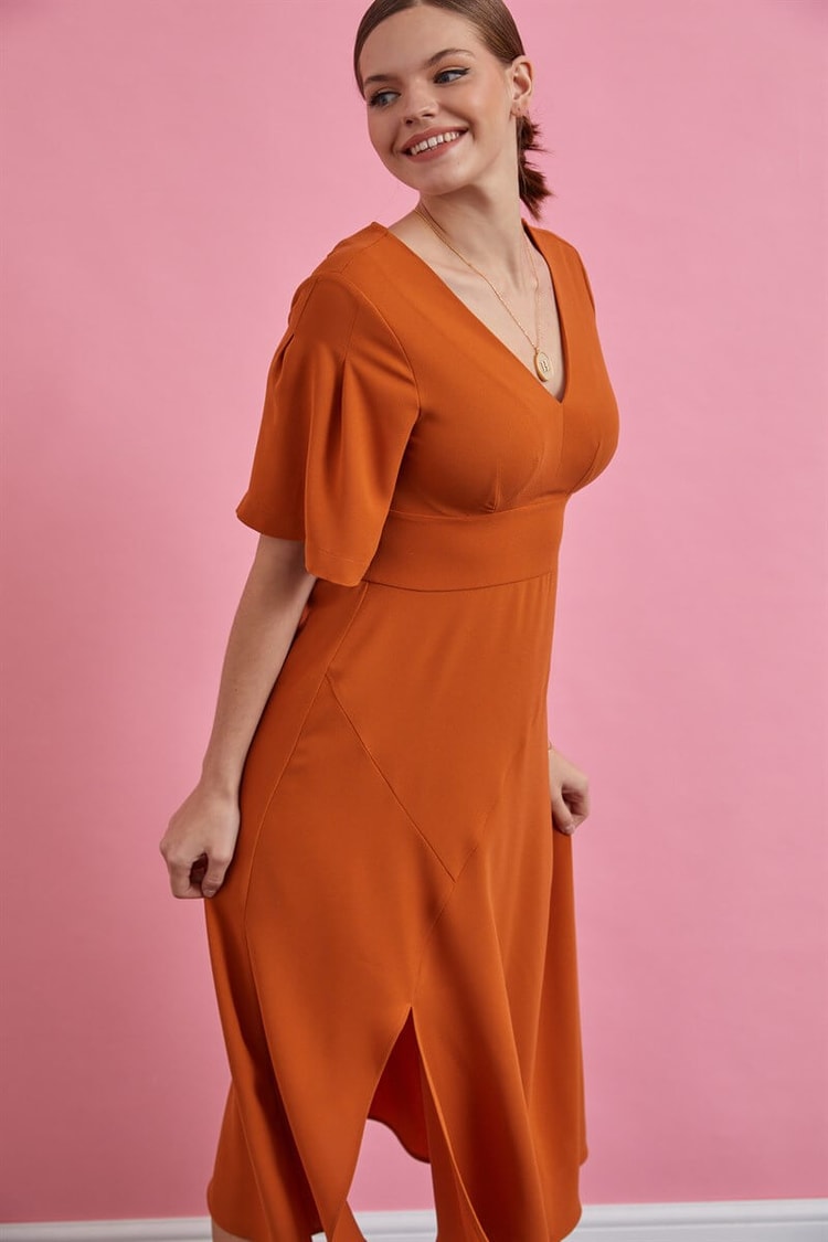 Tarçın V Yaka Yırtmaçlı Midi ElbiseST060S40139501