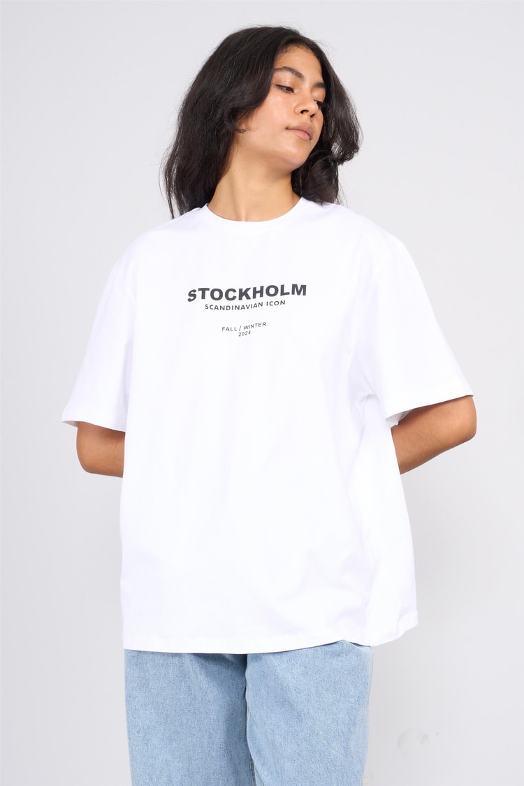 Helly Y25 Mb-6056 Beyaz Kadın Stockholm Yazı Baskılı T-Shirt