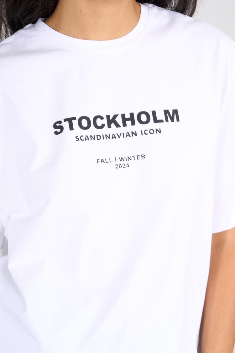 Helly Y25 Mb-6056 Beyaz Kadın Stockholm Yazı Baskılı T-Shirt