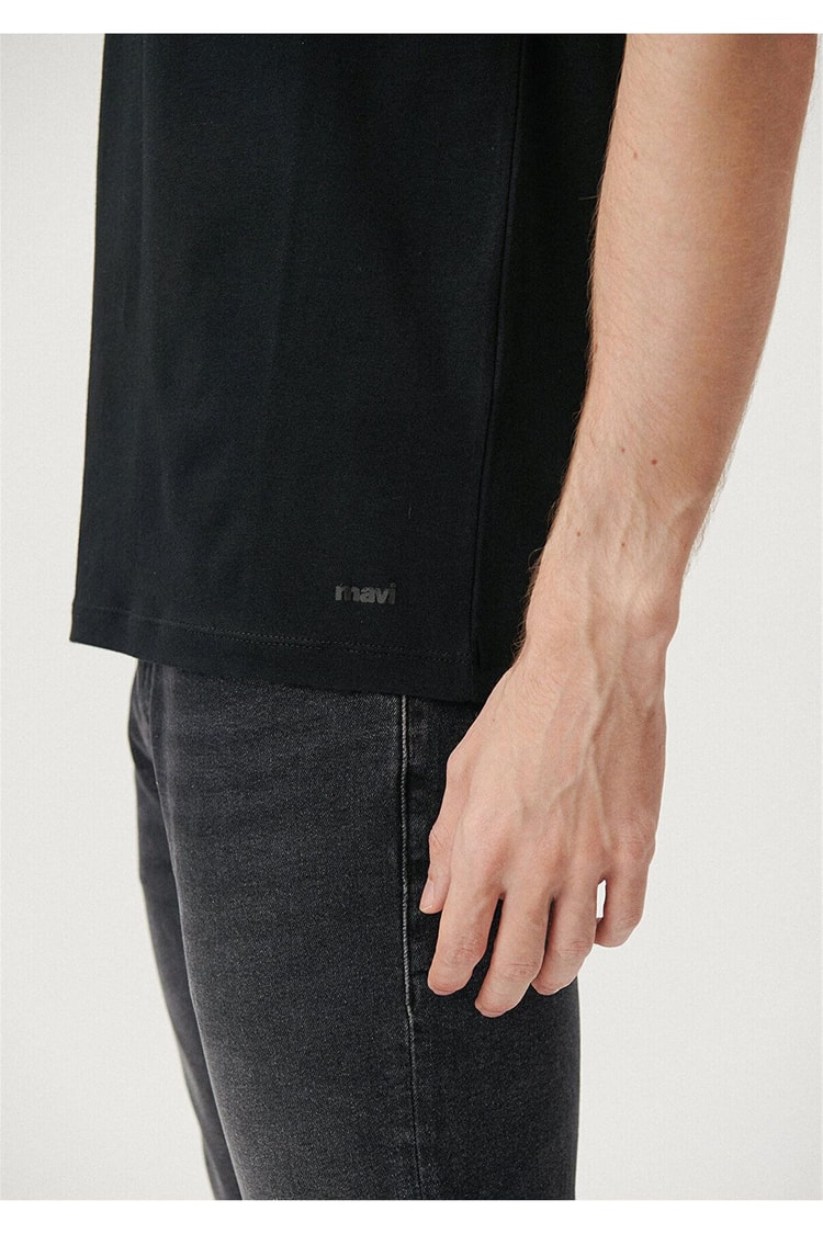 Mavi 061748-900 Erkek V Yaka Siyah T-Shirt