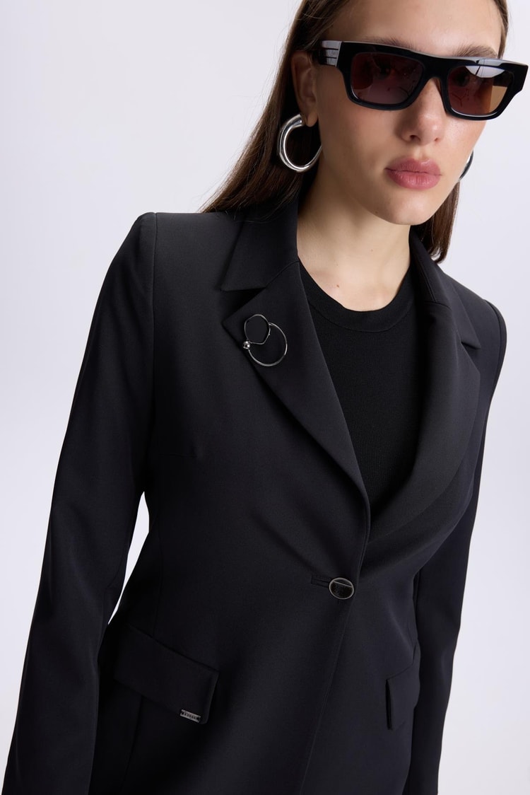 Broş Detaylı Uzun Siyah Ceket C-0012